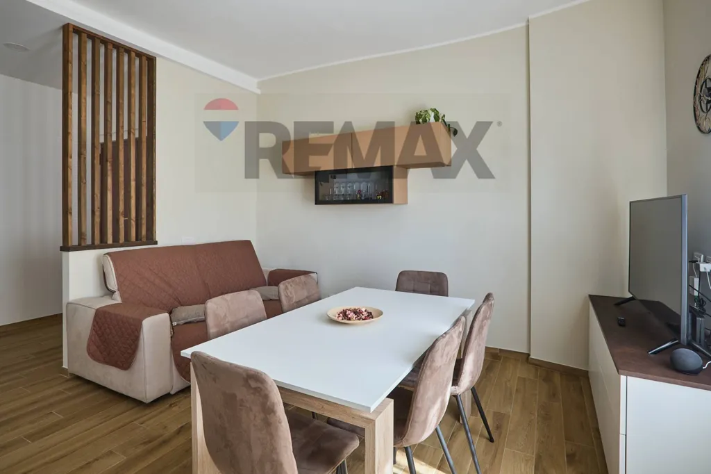 Sala da pranzo - Ristrutturato Triplex with Balcony in Torre Maura