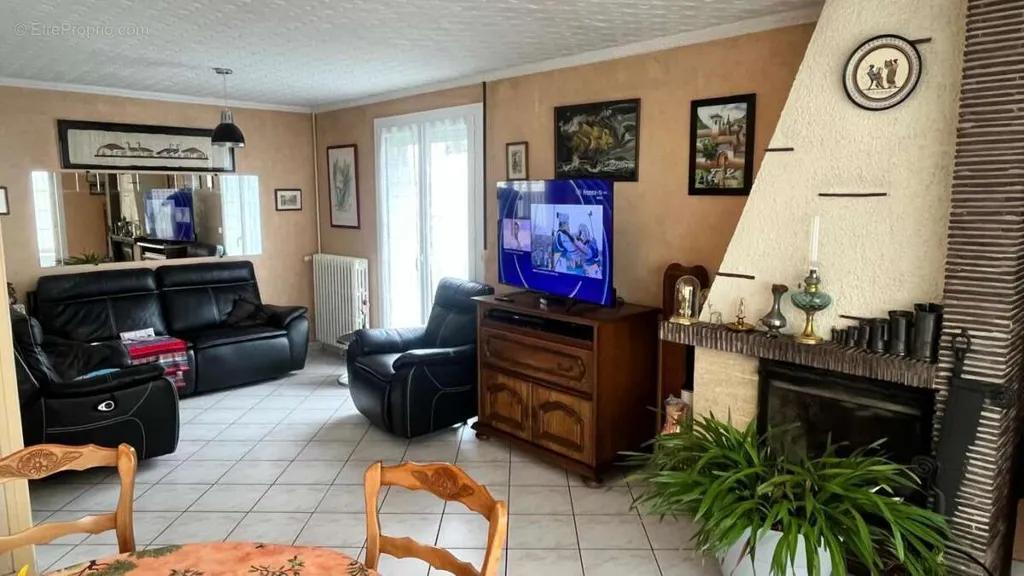 Séjour - Maison de Plain-Pied avec Piscine Couverte à Thiberville