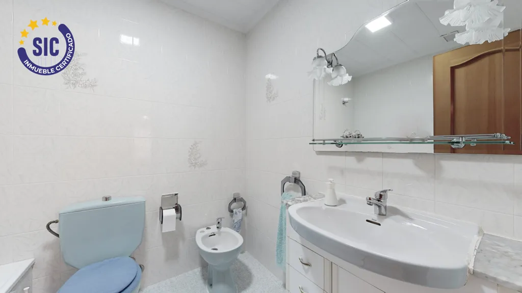Vannitoad - Two-in-One Property with Terrace in Torrent