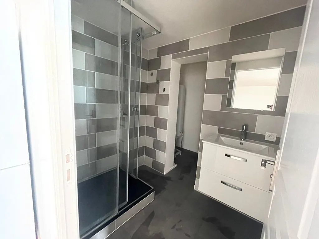 Salles de bain - Appartement Meublé 2 Pièces à Selle-Craonnaise