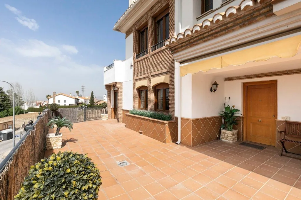 Terrass - Versatile Villa with Private Pool in Huétor Vega