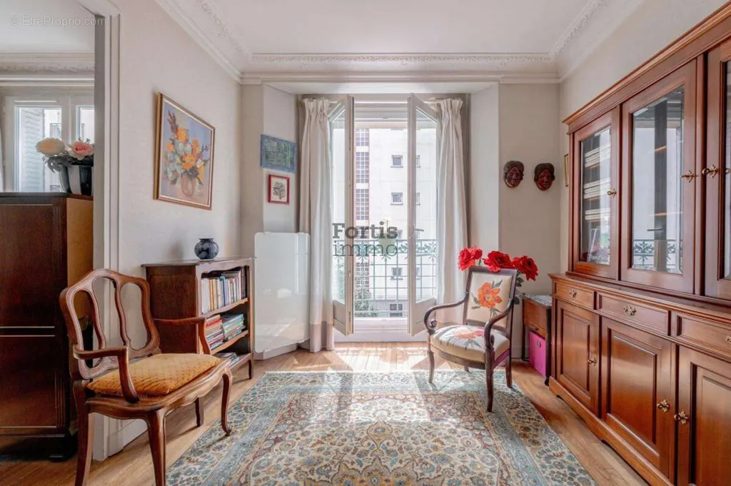 3-toaline maja asukohas Paris-13e