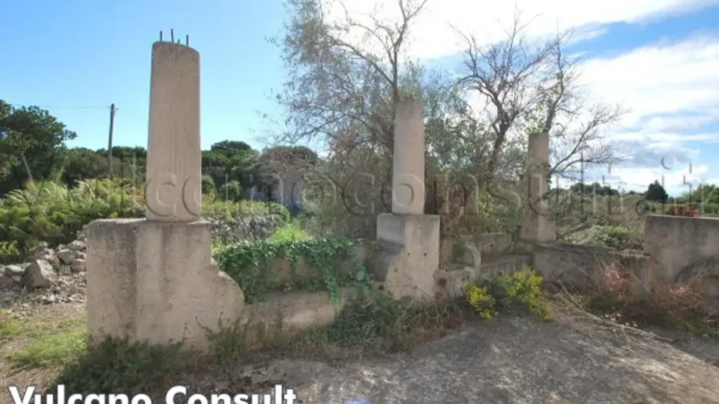 Rustic Property with Garden in Lipari