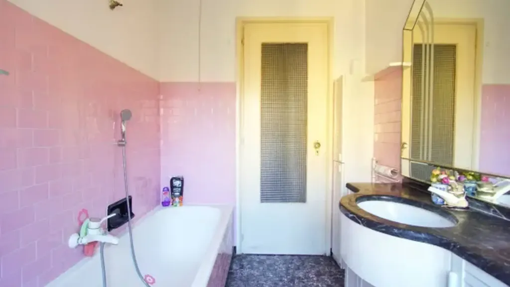 Salles de bain - Rustic-Style Apartment with Balcony in Parma