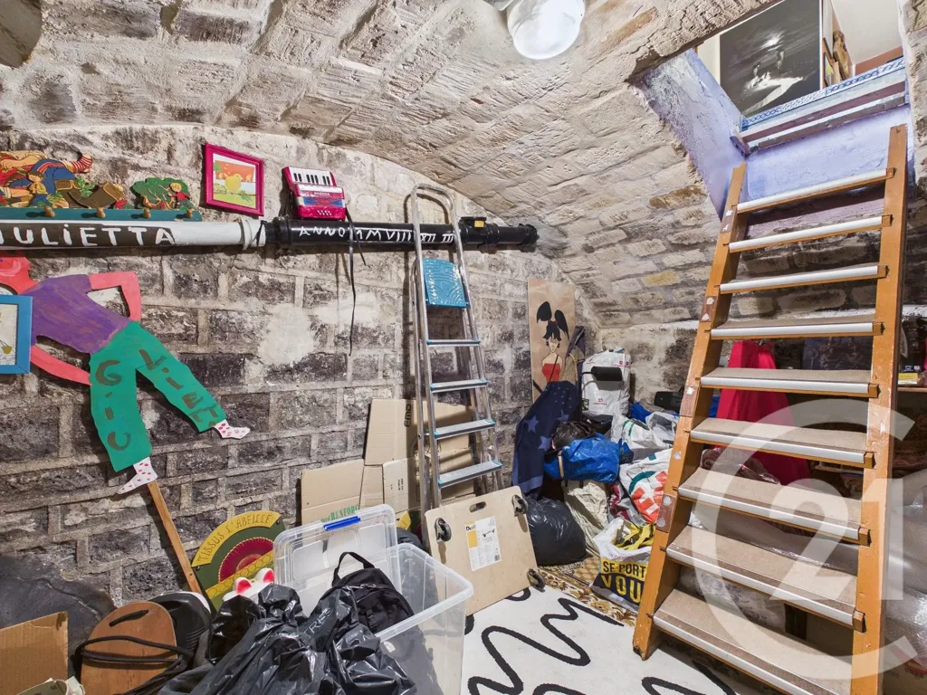 Toad - Commercial Premises with Dual Access in Paris 12