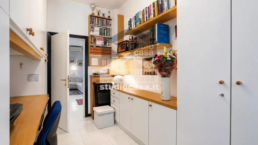 Bureau - Rearranged Apartment with Terrace in Milan