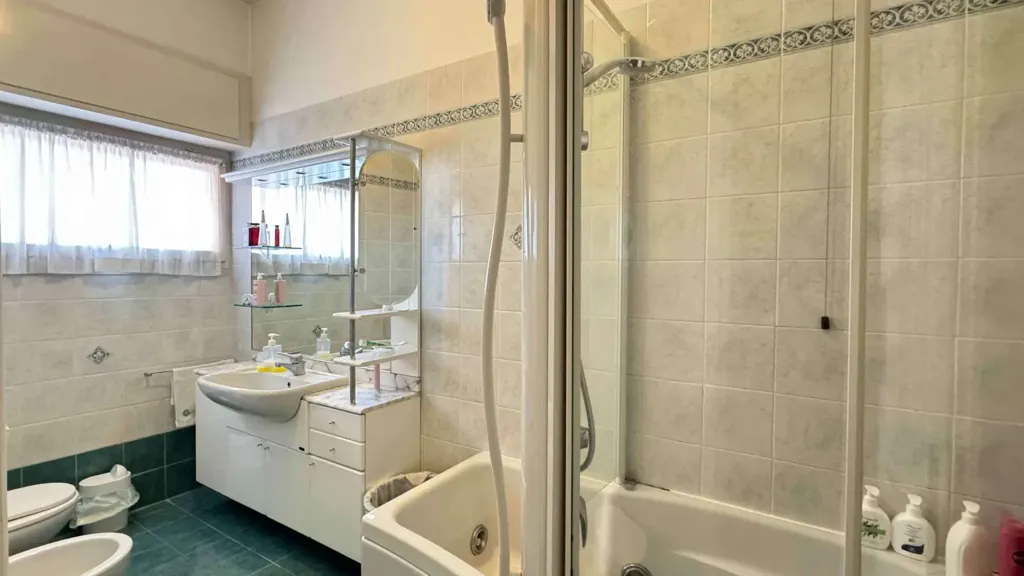 Salles de bain - Apartment with Panoramic View in Appiano Gentile
