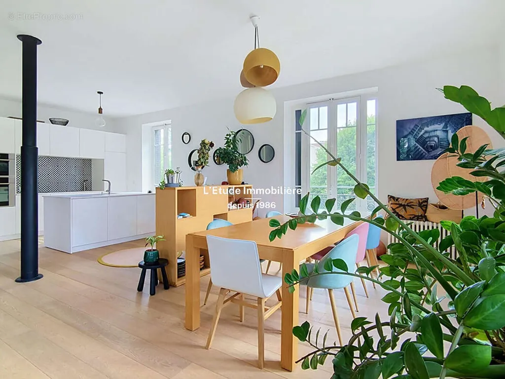 Salle à manger - Duplex de 7 Pièces avec Terrasse à Lyon 4ème