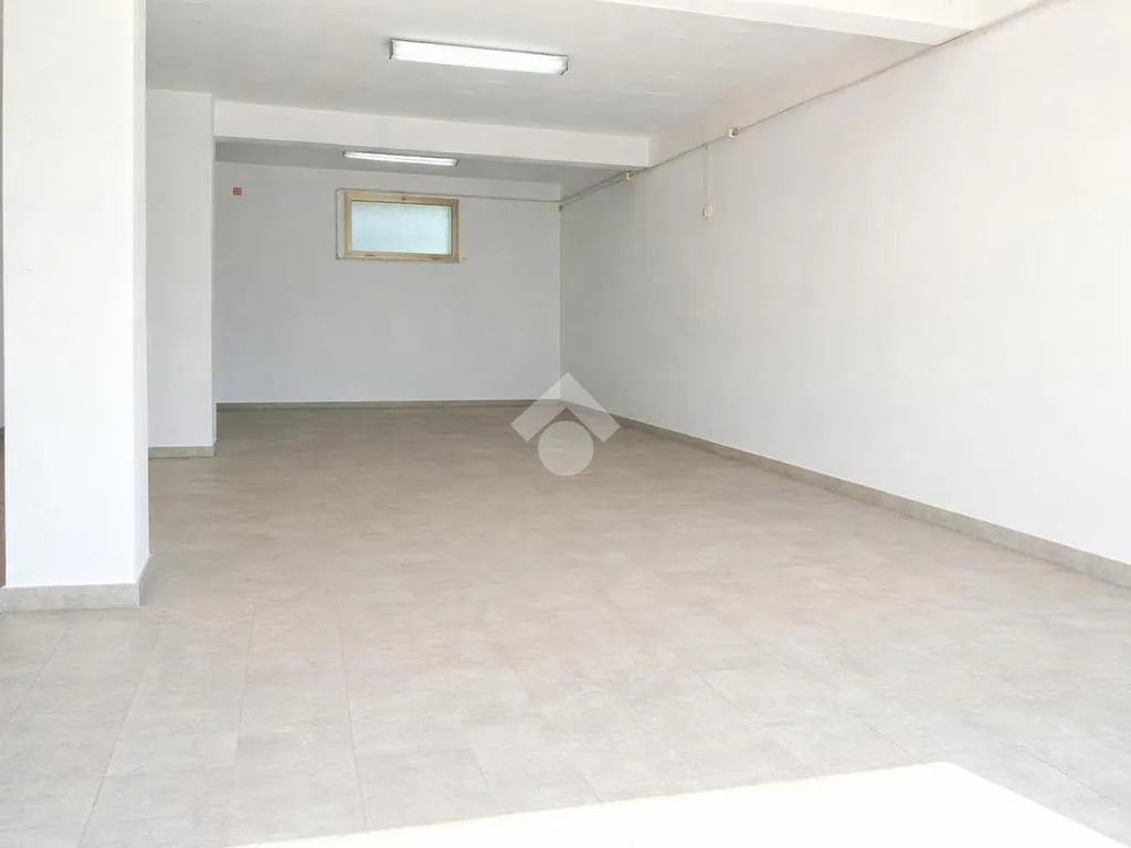 Garaaž - Warehouse with Double Garage Doors in Villa Rosina
