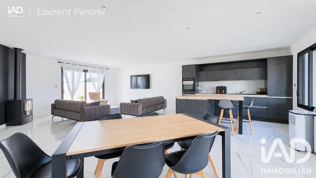 Cucina - Contemporary House with Pool in Allaire