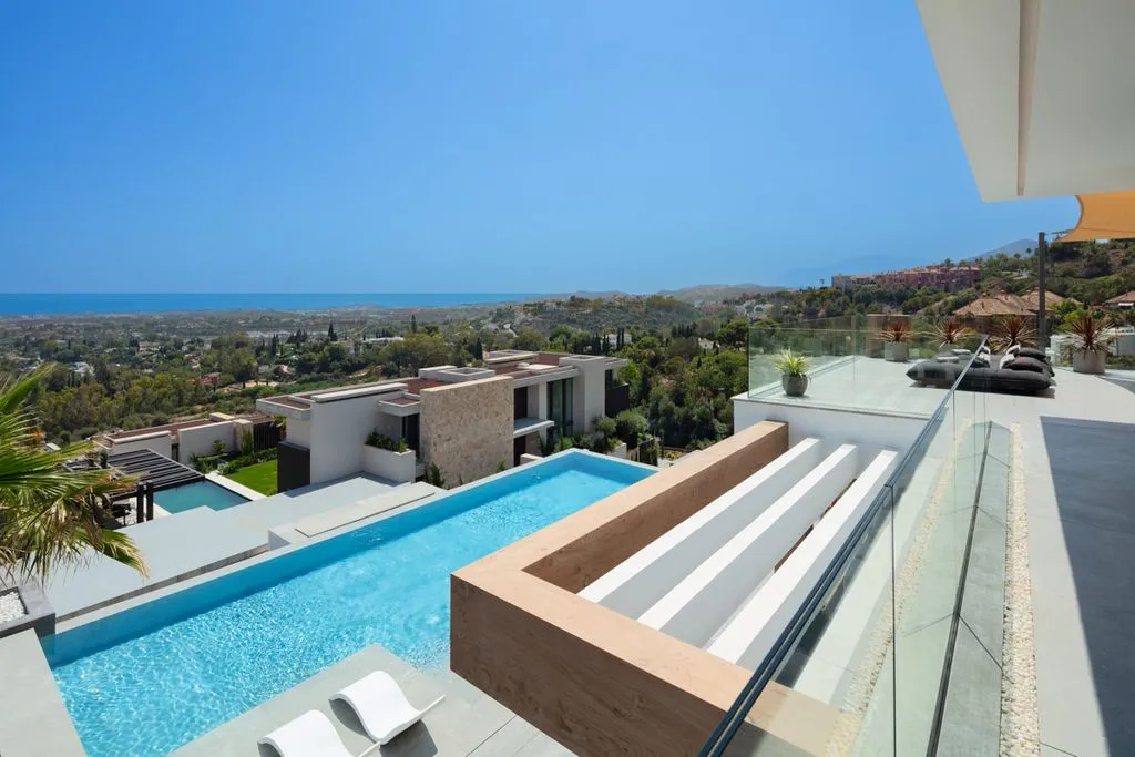 Piscine - Luxury Villa with Panoramic Sea Views in Benahavís