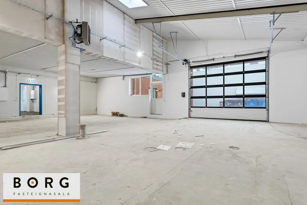 Rooms - Retail Space with Warehouse in Reykjavik
