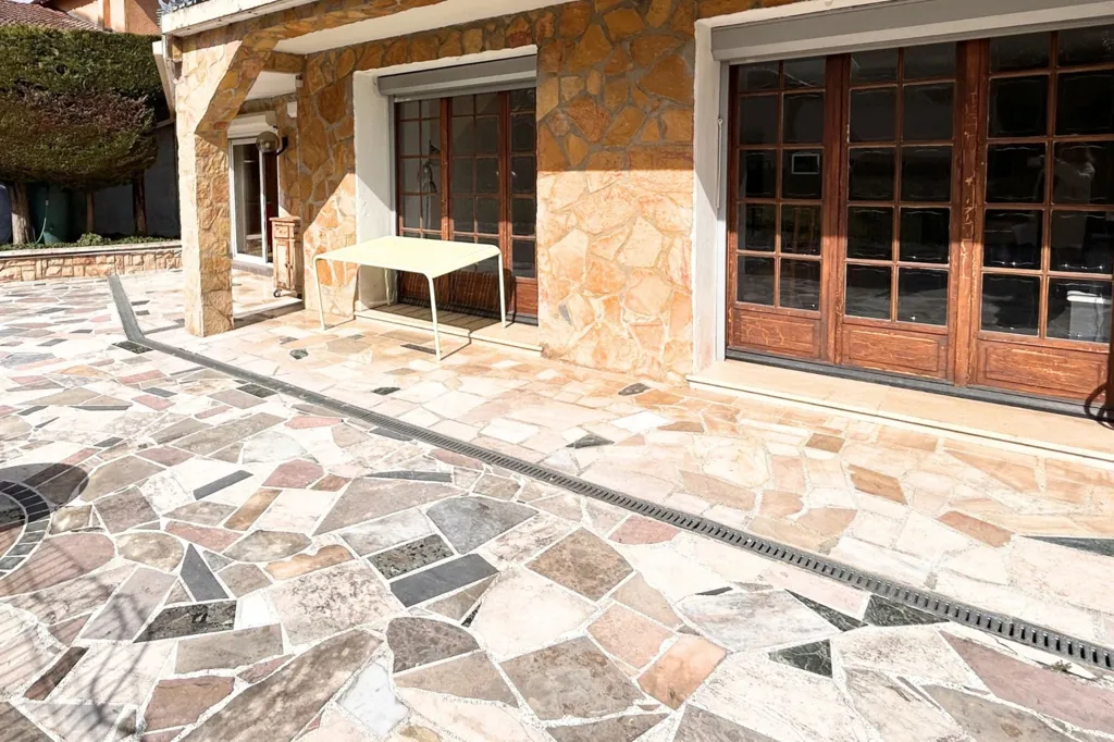 Terrass - Two-Building Estate with Courtyard in Mions
