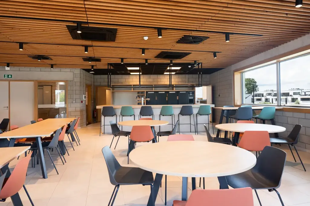 Sala da pranzo - Ready-to-Open Café with Professional Kitchen in Baal