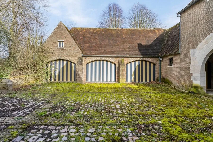 Aed - Château with Project Potential in Breyda