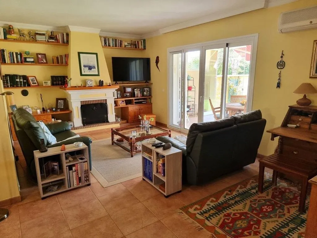 Elutuba - Corner Luxury House with Pool Potential in San Pedro