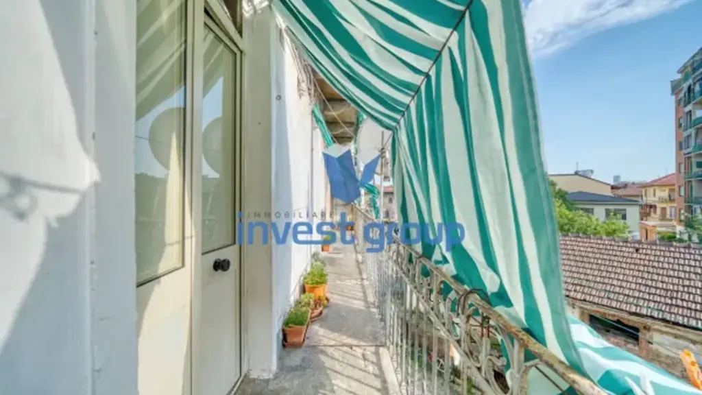 Balcone - Two-Bedroom Apartment with Balcony in Turin