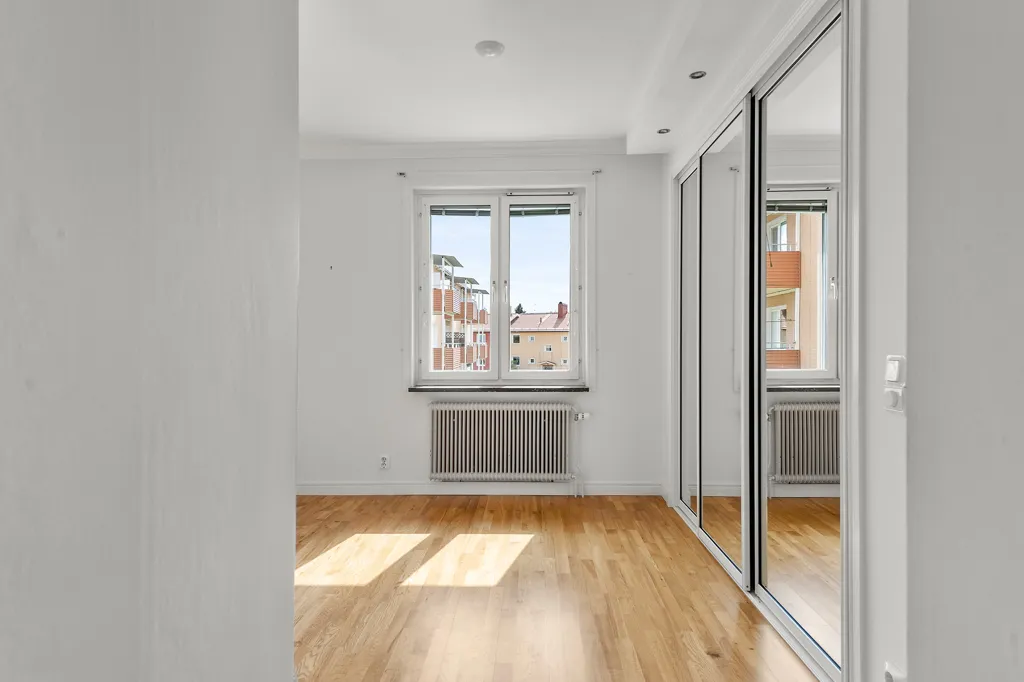 Rooms - 3-Bedroom Apartment with Balcony in Sala