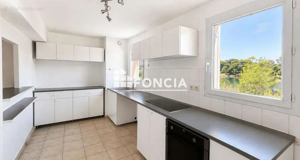 Cuisine - Appartement 3 Pièces avec Vue Lac et Piscine