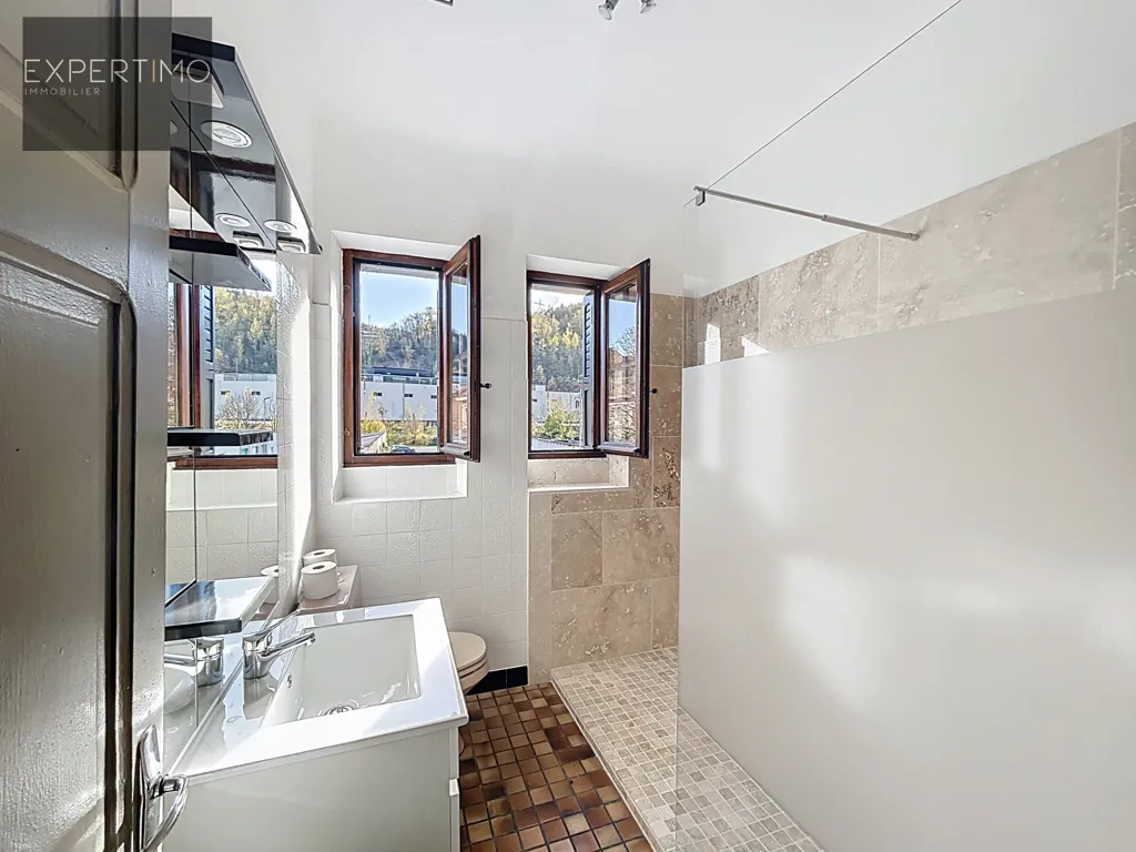 Salles de bain - Maison avec Garage et Stationnements à Vivier-Pont