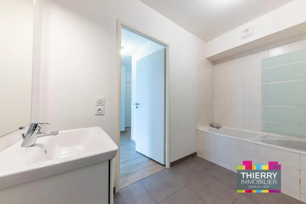 Bathrooms - Type 3 Flat with Terrace in Rezé