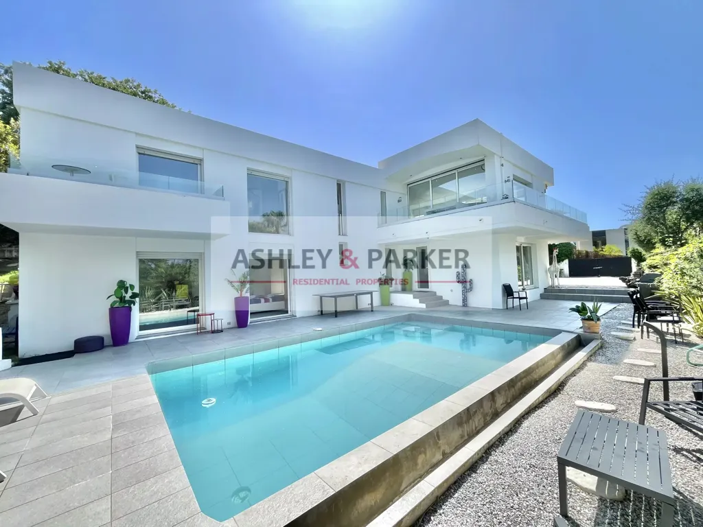 Piscina - Contemporary Villa with Sea View in Le Cannet