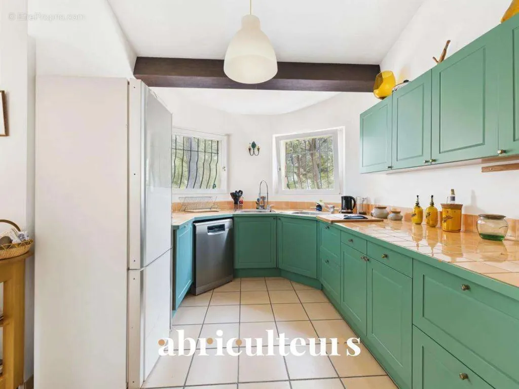 8-toaline maja asukohas Ventabren