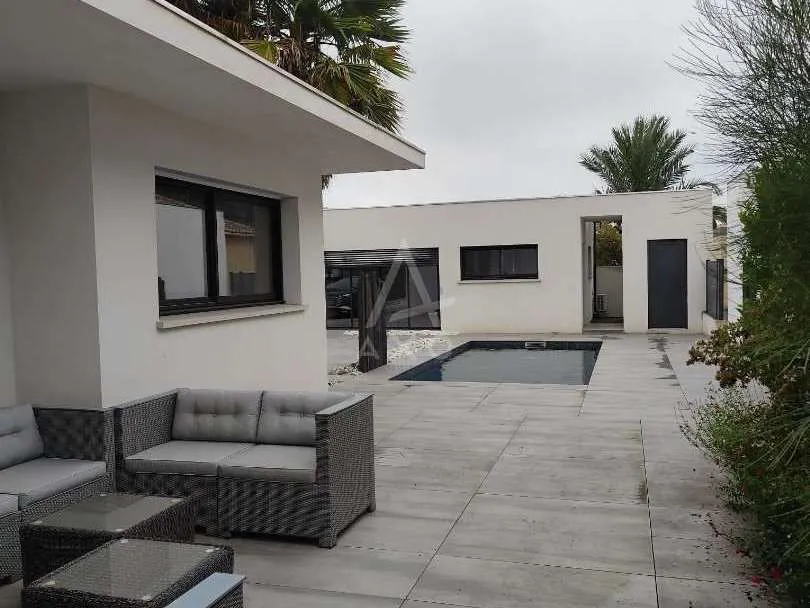 Piscine - Villa Contemporaine avec Piscine à Agde