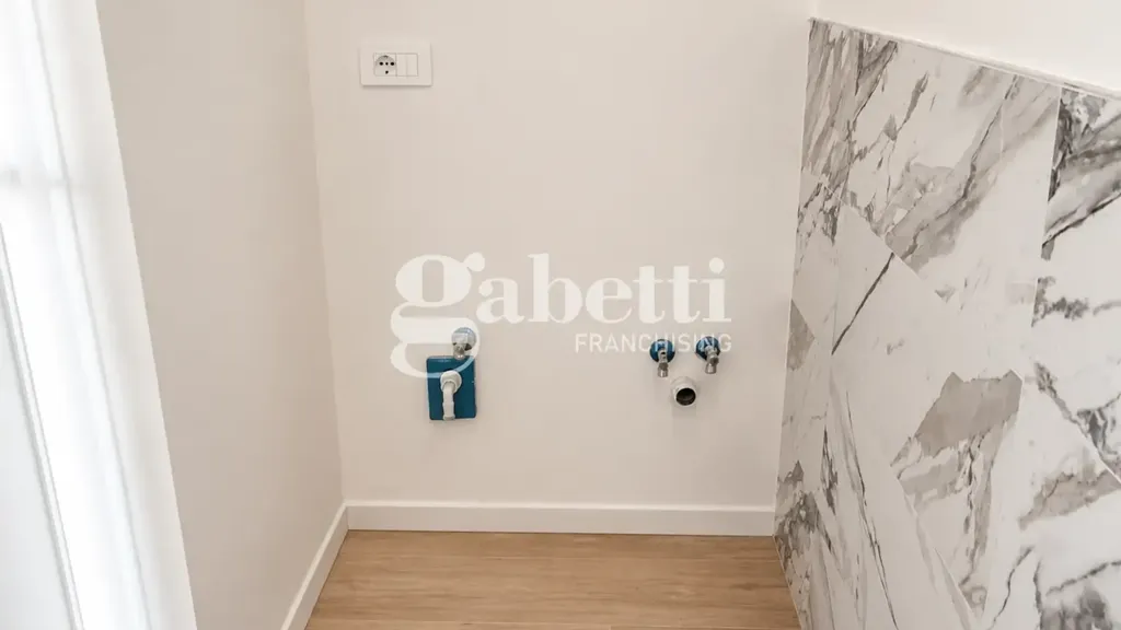 Esik - Fully Rented Trilocale with Balcony in Florence