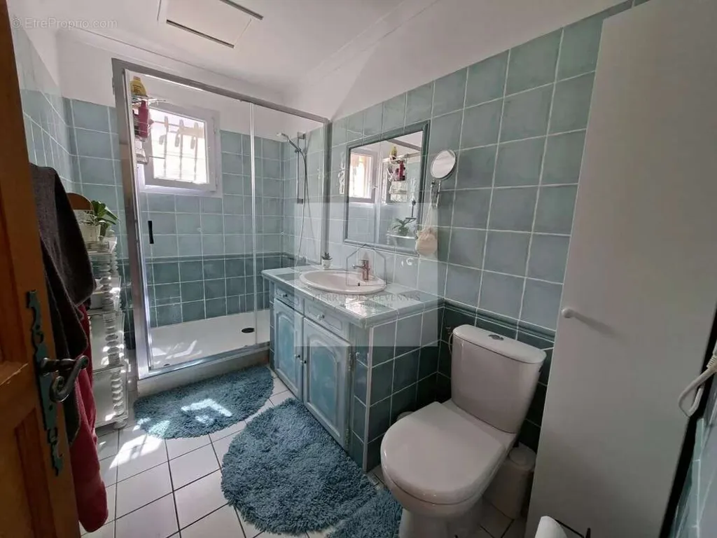 Salles de bain - Villa Contemporaine avec Vue Dégagée à Sénéchas