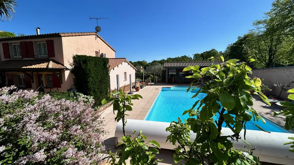 Piscine - Villa avec Piscine et Jardin à Flacé