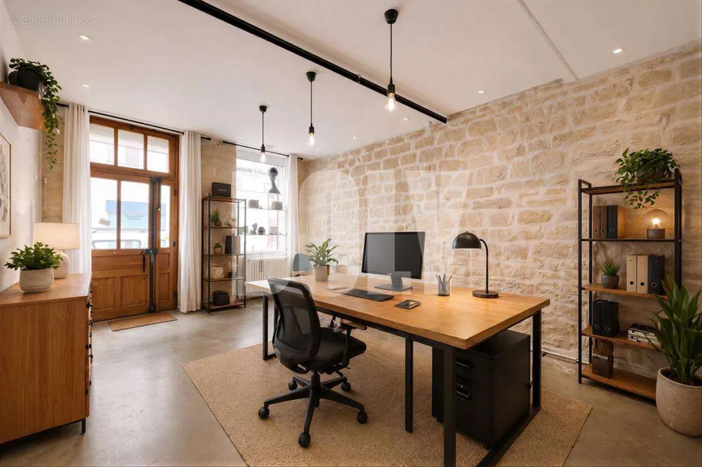 Bureau - Loft à Usage Mixte avec Deux Entrées à Paris