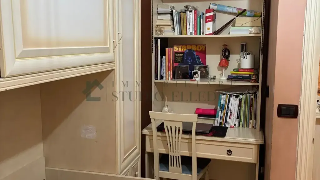 Bureau - Two-Bedroom Apartment with Balcony in Bari