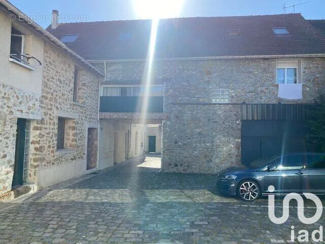 Aed - Historic Renovated Building with Apartments in Champlan
