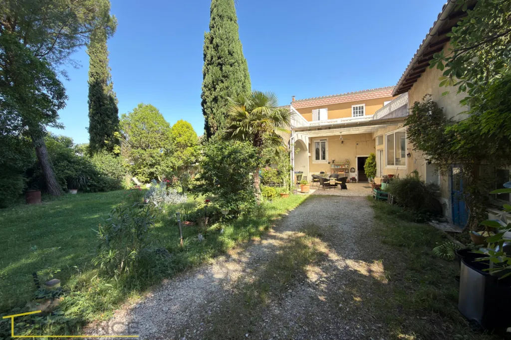 Jardin - Maison de 9 Pièces avec Piscine à Montélimar