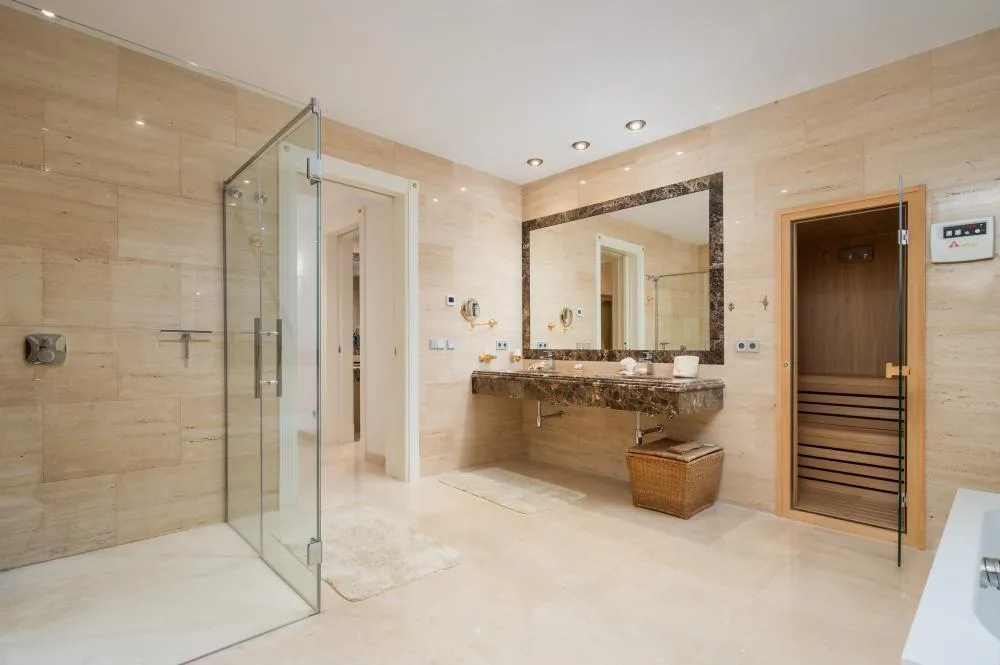 Salles de bain - Detached Villa with Pool in Marbella's Casco Antiguo