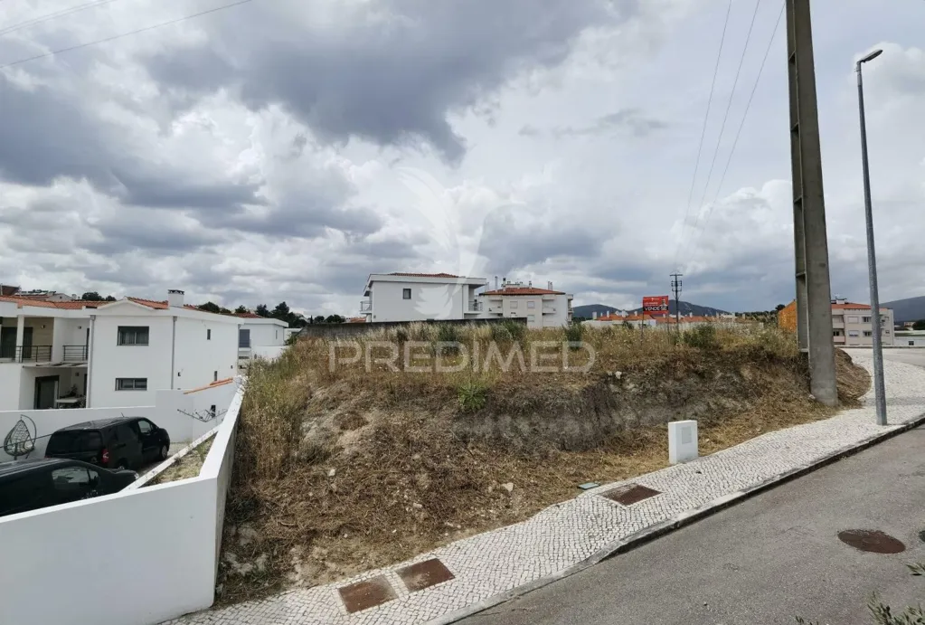 Giardino - Urban Plot with Utilities in Alcanena