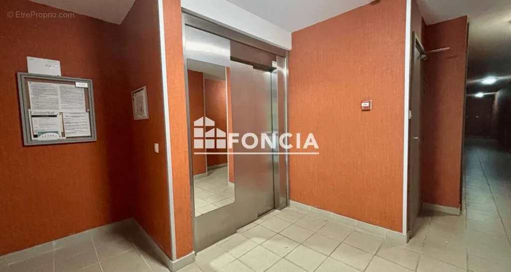 Esik - 3-Bed Apartment with South Terrace in Lepic