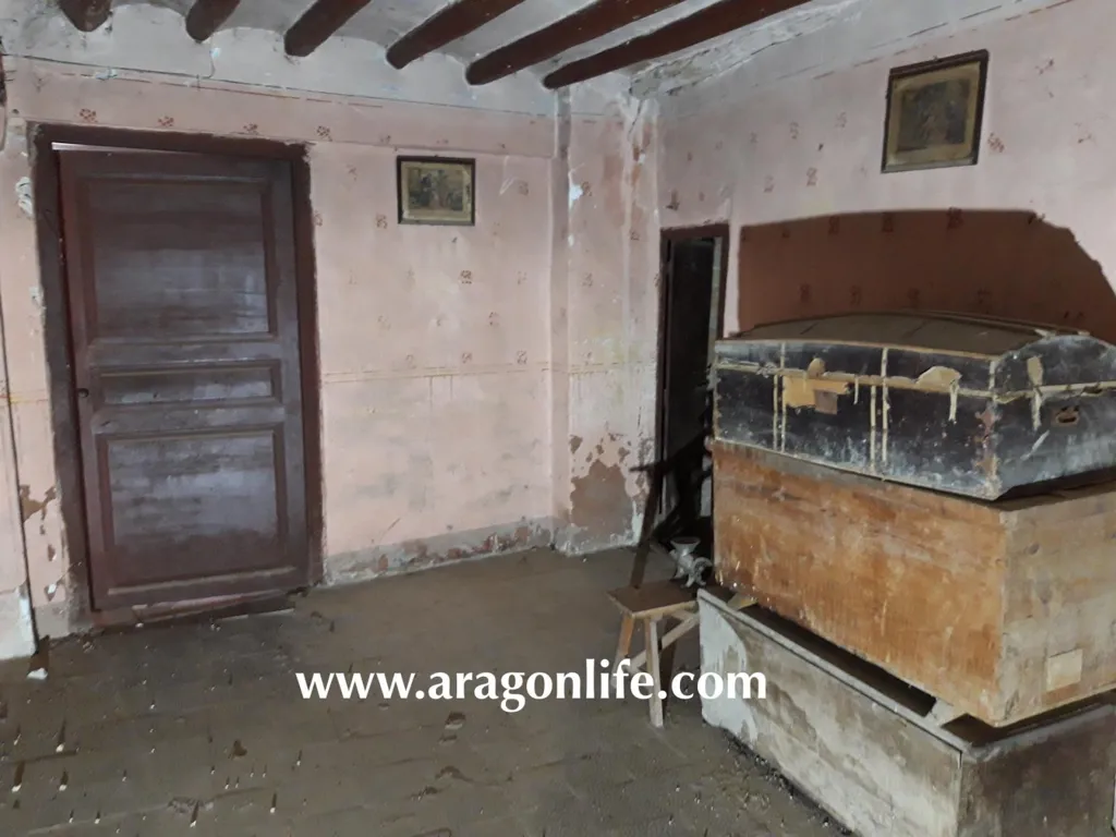 Toad - Historic House in Maella with River View