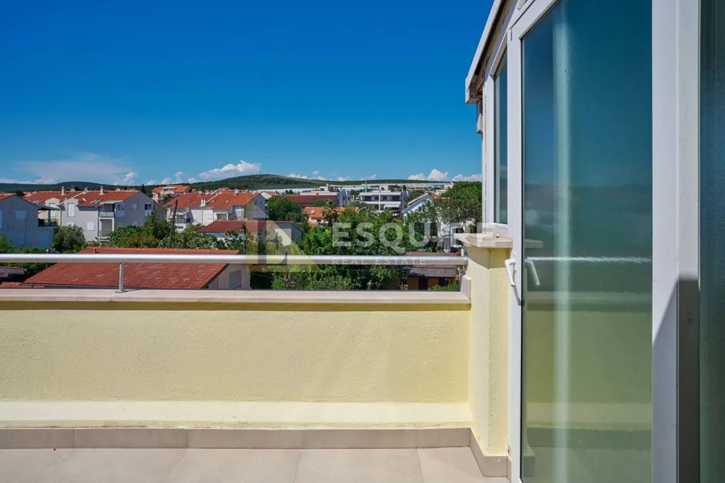 Rõdu - Seafront Apartment with Terrace in Turanj