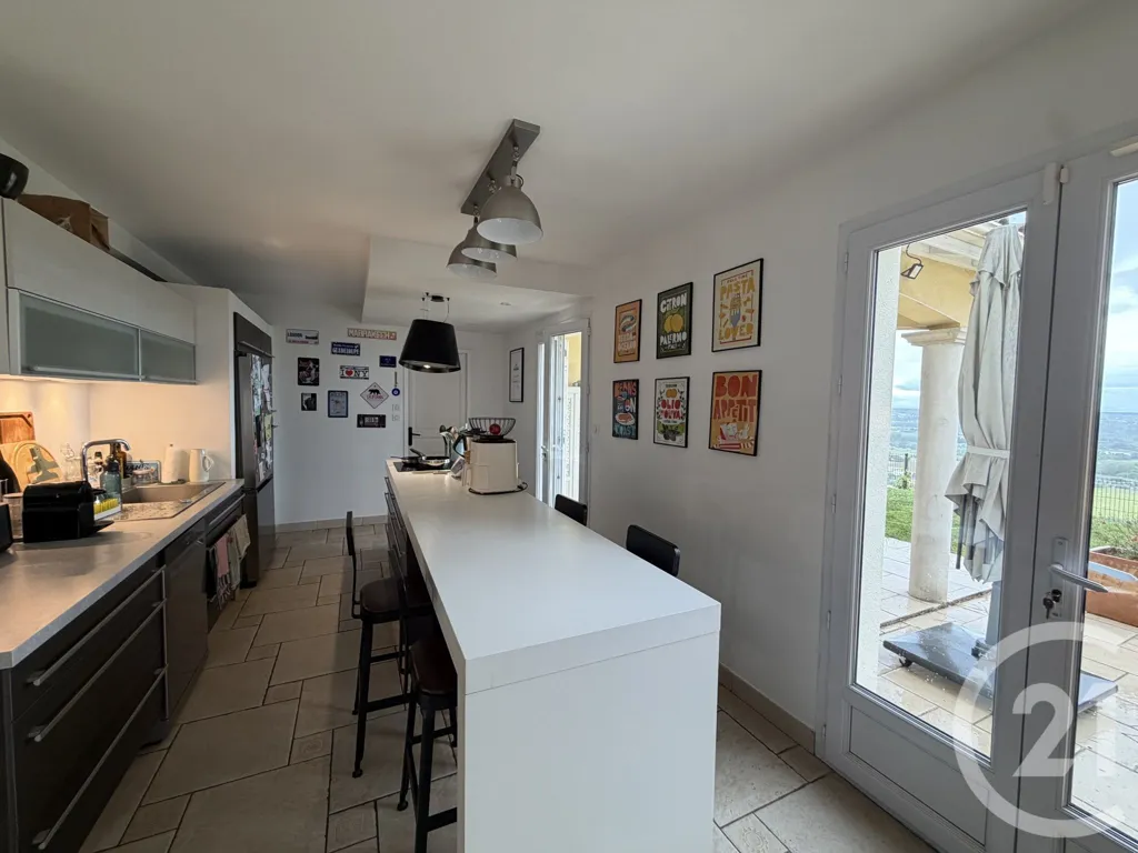 Cuisine - Maison avec Piscine et Vue Imprenable à Pommiers