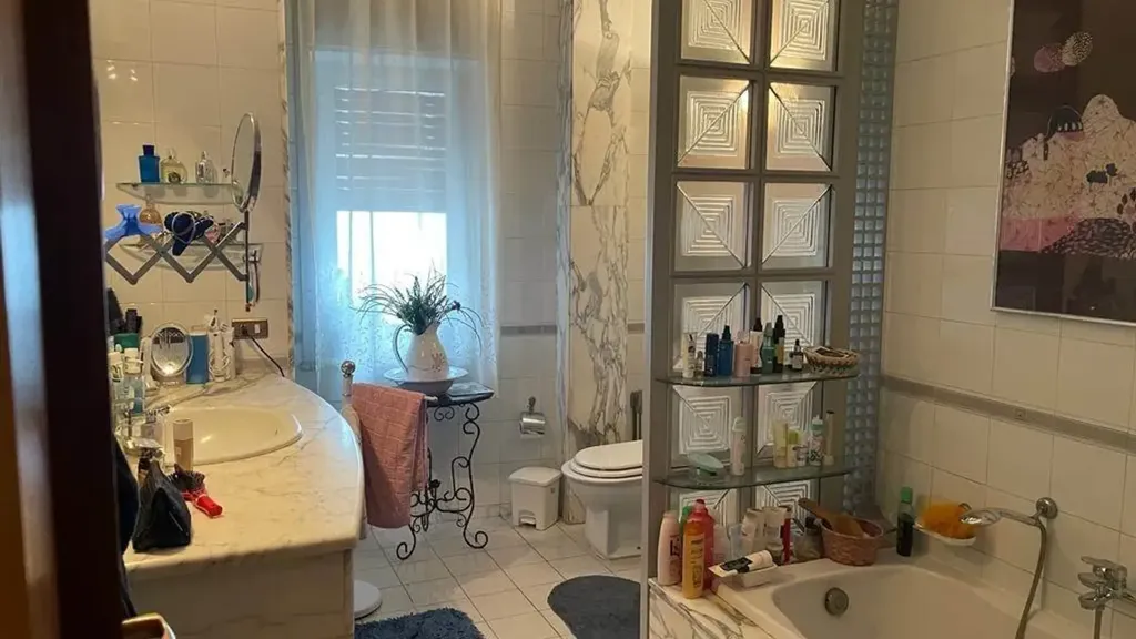 Salles de bain - 5-Room Apartment in Quiet Area, Siracusa