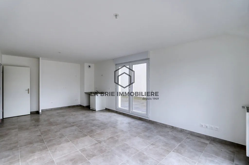 Living Room - Flat with Extensive Terraces in Emerainville