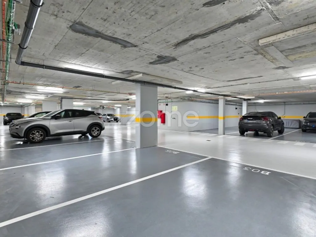 Garage - Luxury T4 with Sea View in Cascais