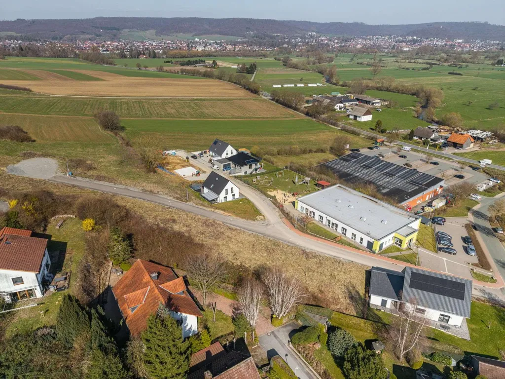 Luftaufnahme - Baugrundstück mit Panorama im Weserbergland