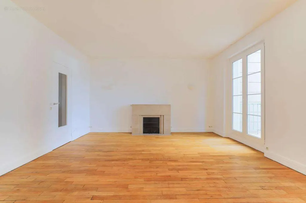 Living Room - 3-Bedroom Apartment with Balcony in Amiens