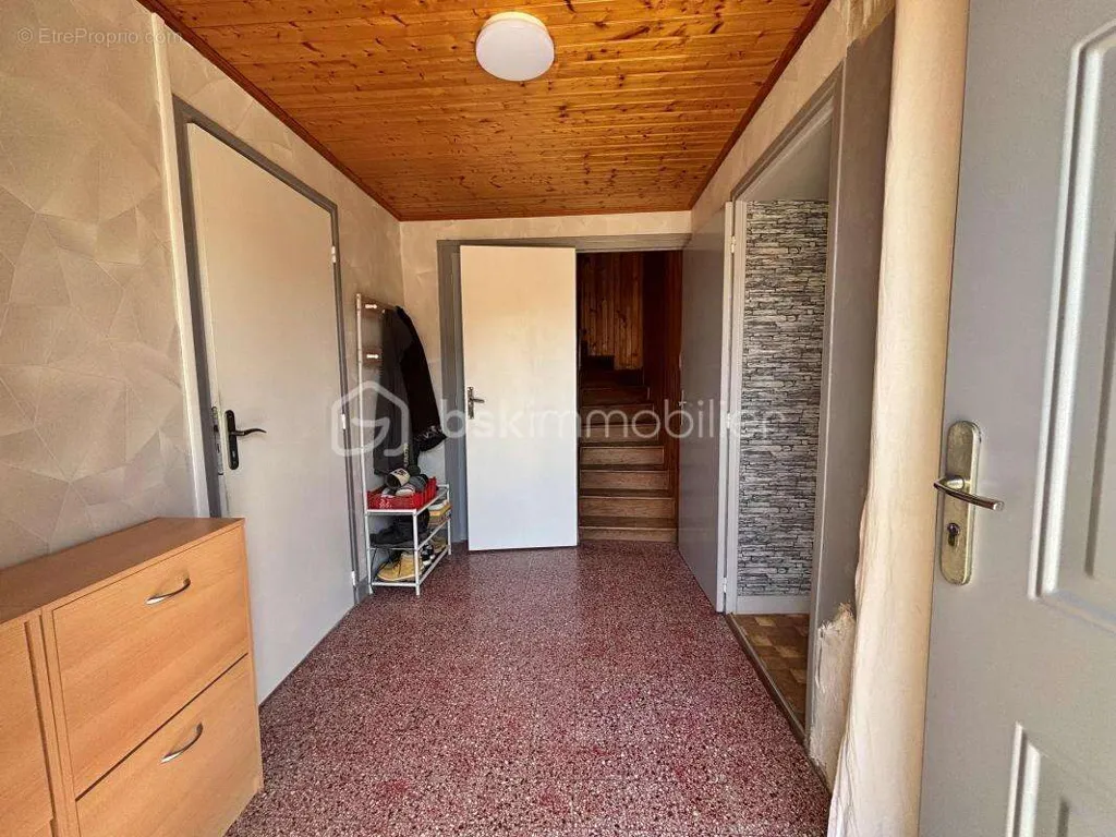 Entrée - Maison d'Époque dans un Village Paisible