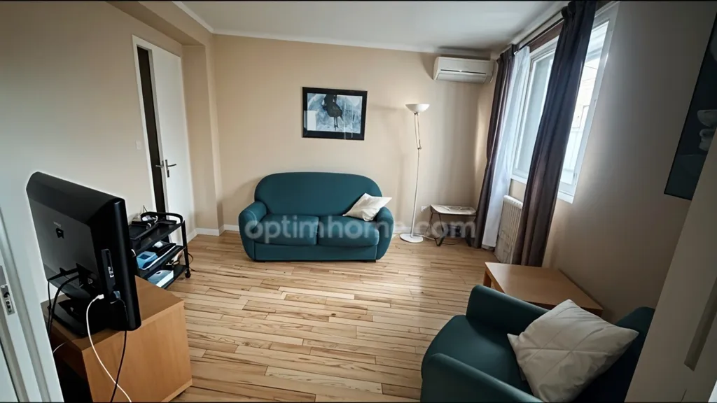 Living Room - Spacious Apartment with Balcony in Toulouse Centre