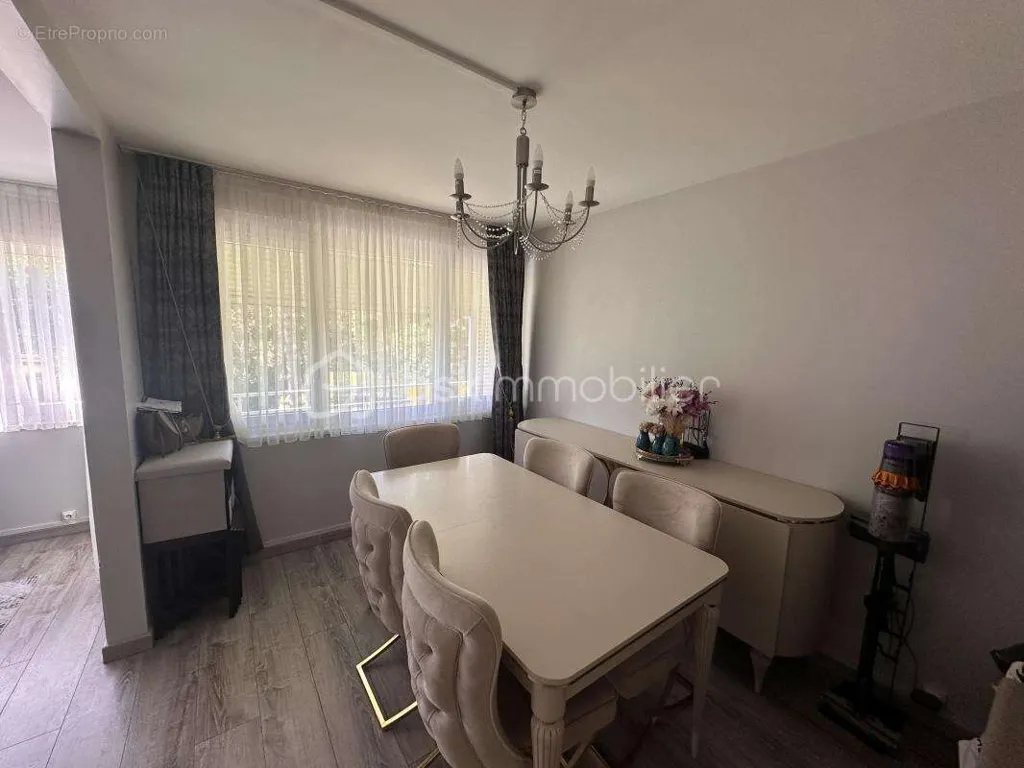 Söögituba - Family Flat with Balcony in Ris-Orangis
