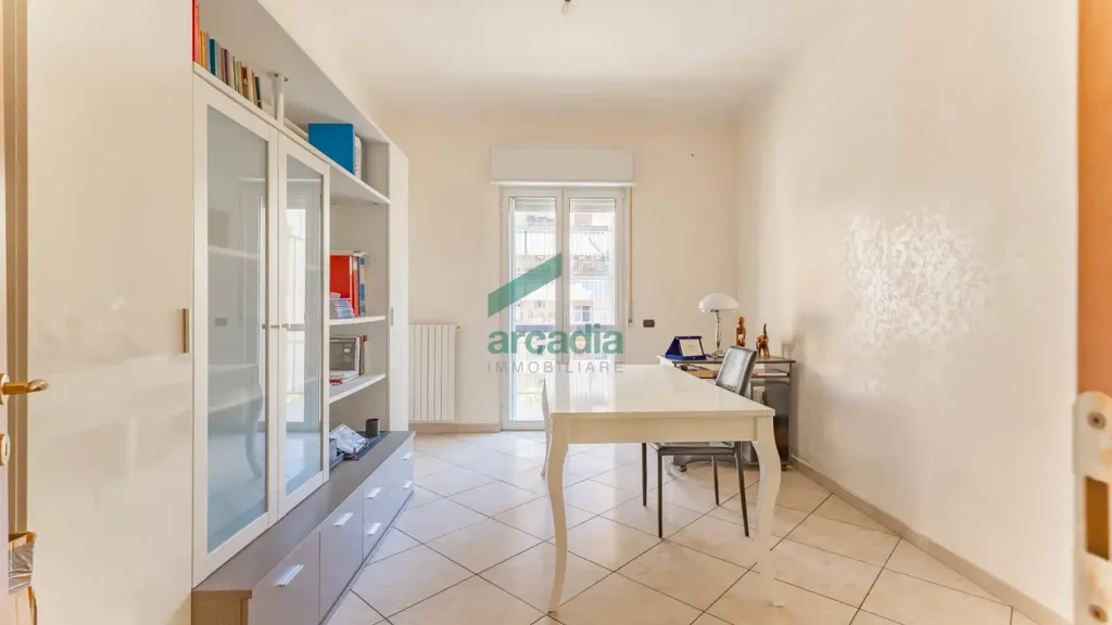 Bureau - 4-Bedroom Apartment with Balcony in Bari